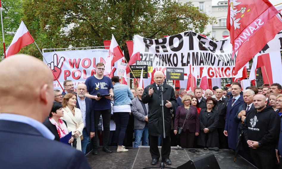 PiS protestowało przed Ministerstwem Sprawiedliwości pod hasłem "StopPatoWładzy"