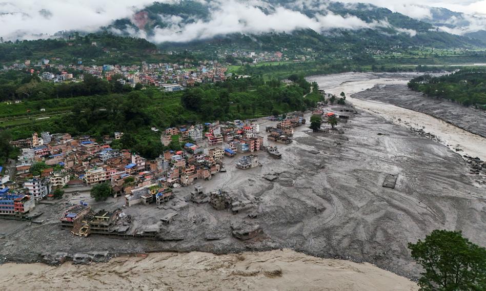 Spadł kilometr w dół i wywołał tsunami. Ekspert PAN opisuje przerażający przebieg kataklizmu w Nepalu