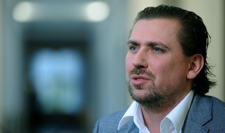 Wraca sprawa stowarzyszenia, któremu prezesował agent Tomek. Kolejna osoba stanie przed sądem