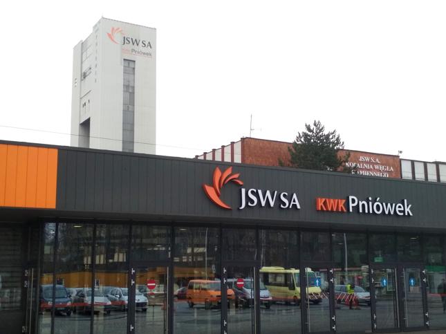 Pniówek, przynajmniej od fronu, wygląda dużo nowocześniej niż Zofiówka. Naprzeciw budynku wejściowego znajduje się szeroki, niski budynek z szyldem "Pijalnia Piwa". Górnicy mają więc i gdzie odpocząć