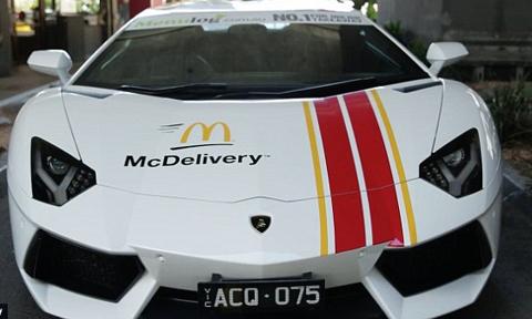 Starbucks dostarczy kawę do domu, McDonald’s użyje do tego Lamborghini