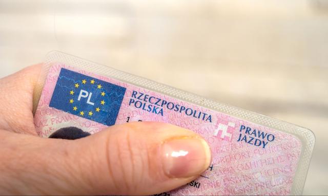 Prawo jazdy po egzaminie tylko na miesiąc. Kierowcy muszą uważać na mObywatela
