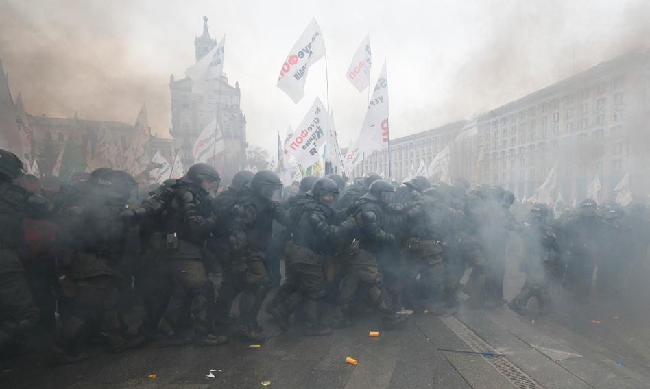 Starcia między demonstrantami a policją na Majdanie Niepodległości
