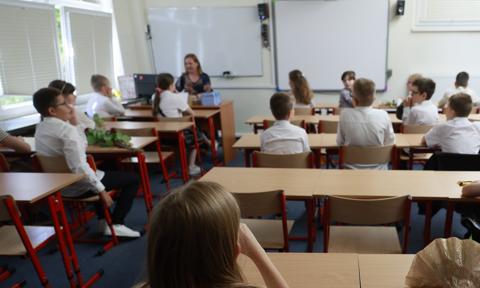 Ile zarabiają nauczyciele, a ile pozostali pracownicy szkół? Takie są stawki w 2025 roku