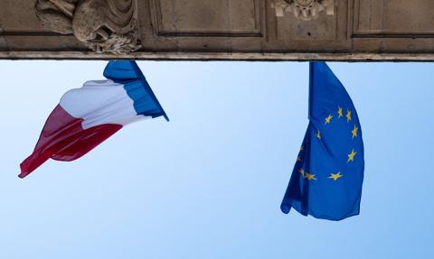 Faworyt wyborów zapowiada usunięcie unijnej flagi. "To dom narodu francuskiego"