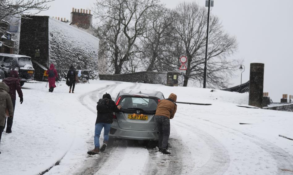 Cyklon pozbawił prądu tysiące domów w Irlandii. Zakłócenia ruchu pociągów w Wielkiej Brytanii