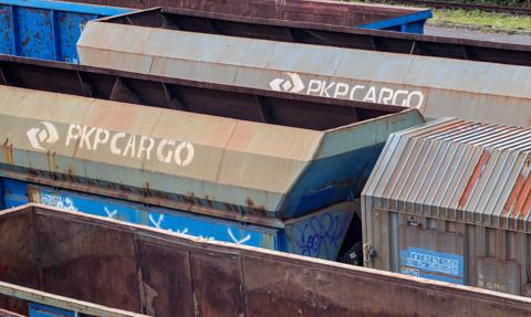 Towary podróżują torami. PKP Cargo wciąż jednak notuje potworne spadki