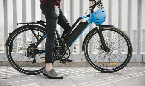 Polacy przekonują się do rowerów elektrycznych. Niektóre miasta oferują dotację na zakup tych "elektryków"