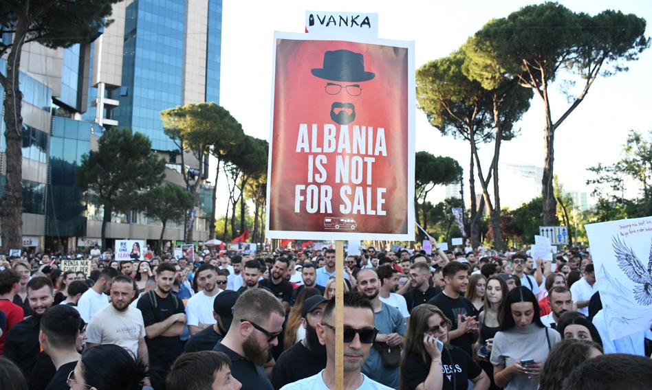 UE uderza w wielki biznes zięcia Trumpa. Albania może zapłac