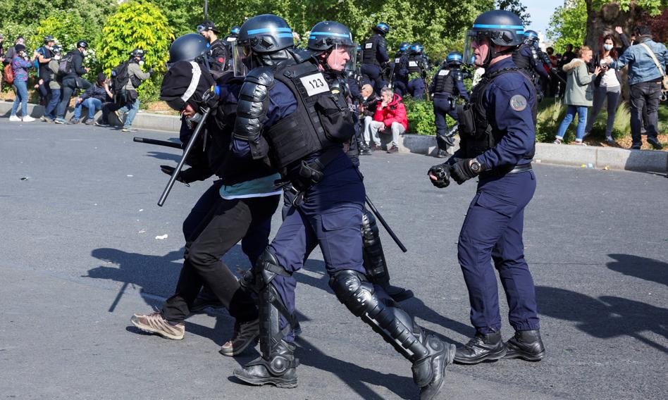 W trakcie demonstracji 1-majowej w Paryżu doszło do zamieszek. Policja użyła gazu