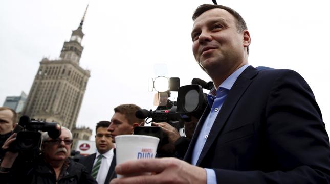 Duda przy stacji metra Centrum rozdawał rano w poniedziałek kawę