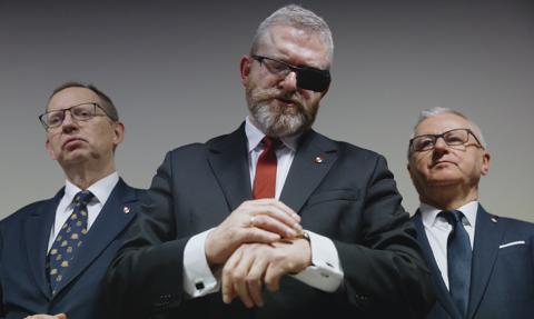 Koniec partii Brauna? Ministrowie mówią o zdradzie, Skalik o łamaniu praw wyborców