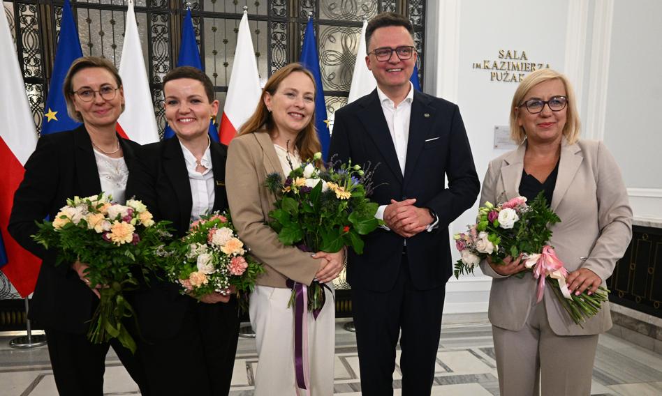 „Ogłosimy Szymona Królem”. Szokujące kulisy tajnego czatu bliskich ludzi Hołowni