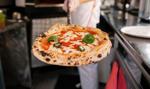 Posiłki w restauracjach coraz droższe. Ile średnio trzeba zapłacić za pizzę?
