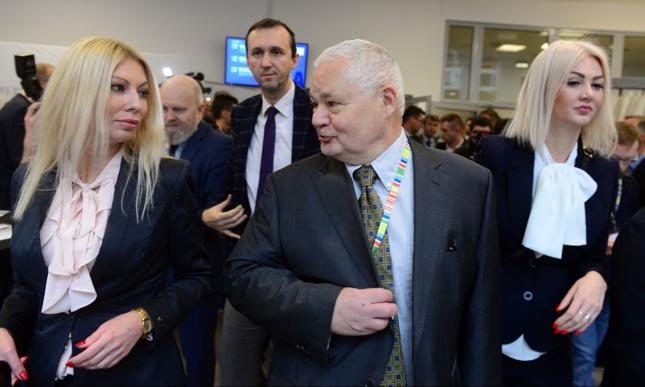 Dyrektor gabinetu prezesa Kamila Sukiennik, prezes NBP Adam Glapiński i dyrektor departamentu komunikacji i promocji Martyna Wojciechowska