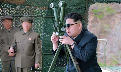 Media: Kim Dzong Un nadzoruje 膰wiczenia symuluj膮ce atak nuklearny na wrog贸w