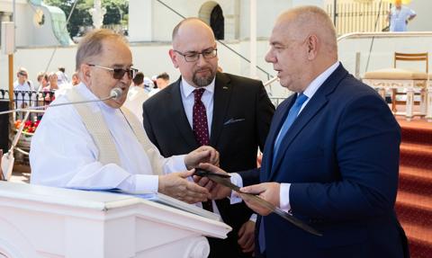 Miecz Sasina zawisł nad głową ojca Rydzyka? Śledczy badają sprawę