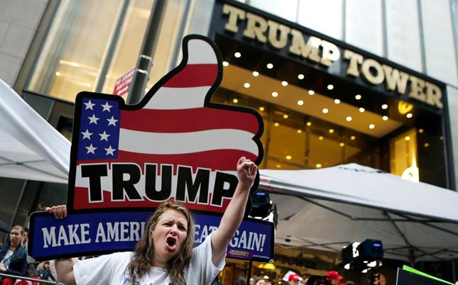 Zwolennicy Donalda Trumpa demonstrują pod jego wieżowcem Trump Tower w Nowym Jorku