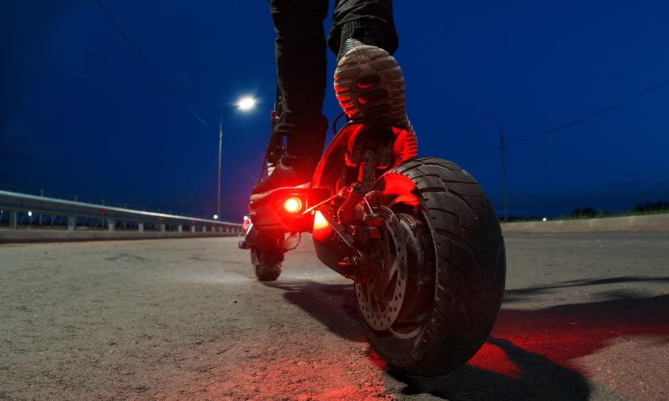 70 km/h hulajnogą po drodze wojewódzkiej — mandat 1100 zł