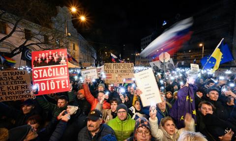 Wielotysięczne protesty na Słowacji. "Nie" dla rządu i zmian w prawie karnym