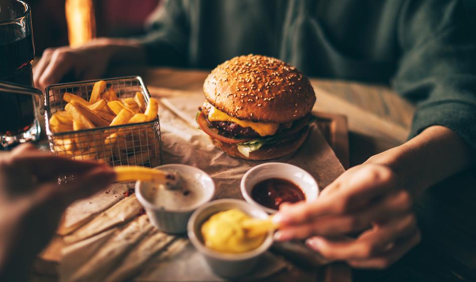Galeria handlowa w Katowicach rozwozi posiłki restauratorów food truckiem