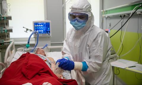 W Polsce zmarło 34 lekarzy i 193 pielęgniarki z COVID-19