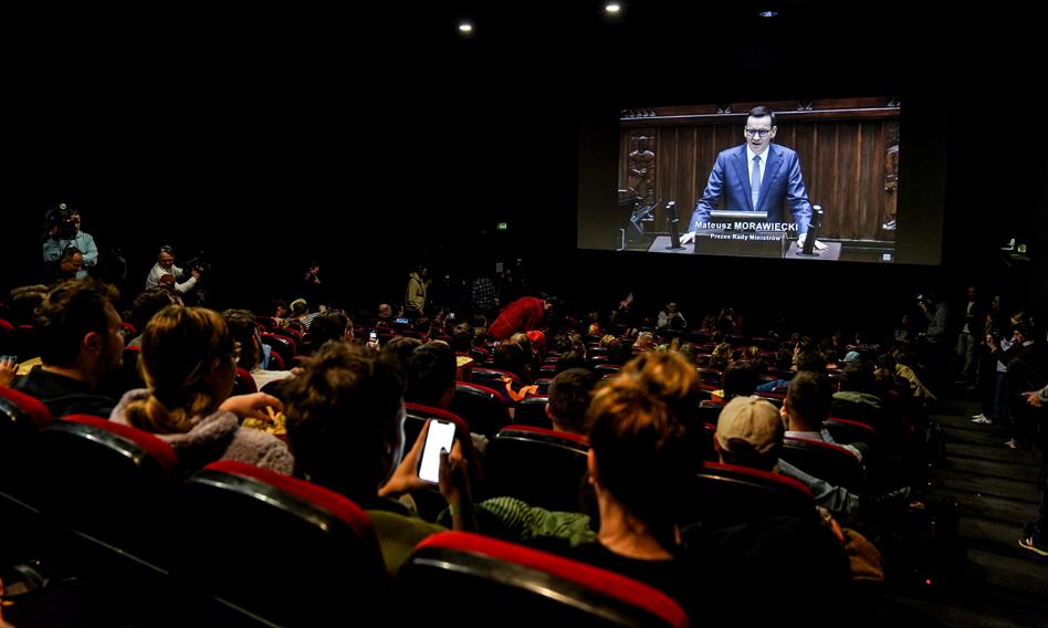 Sejm w kinie? Upadek rządu Morawieckiego Polacy oglądają na wielkim ekranie