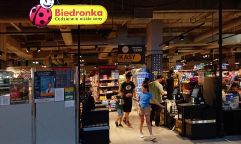 Wakacyjna praca bez CV. Sieci handlowe kuszą stawkami i pracą w kurortach
