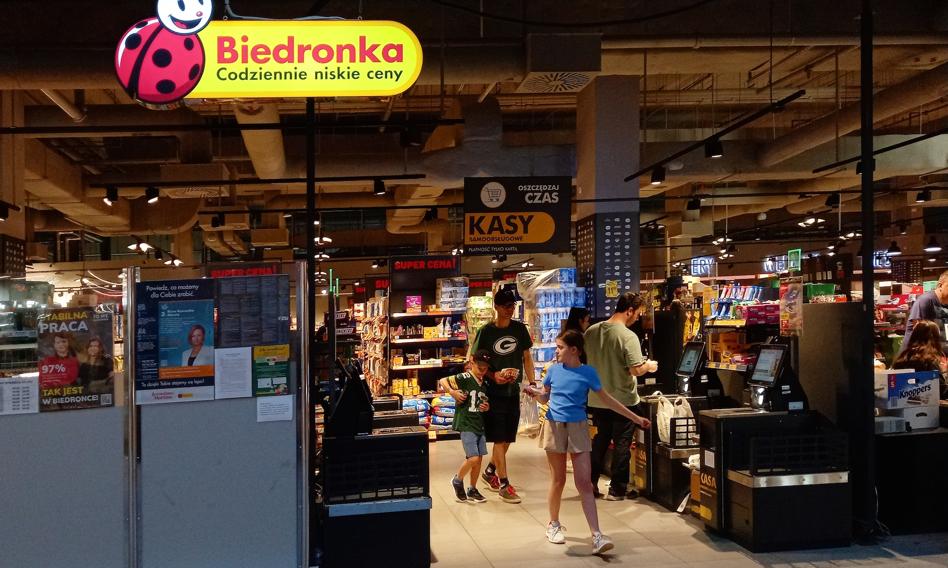 Wakacyjna praca w kurortach bez CV — sieci handlowe oferują zakwaterowanie