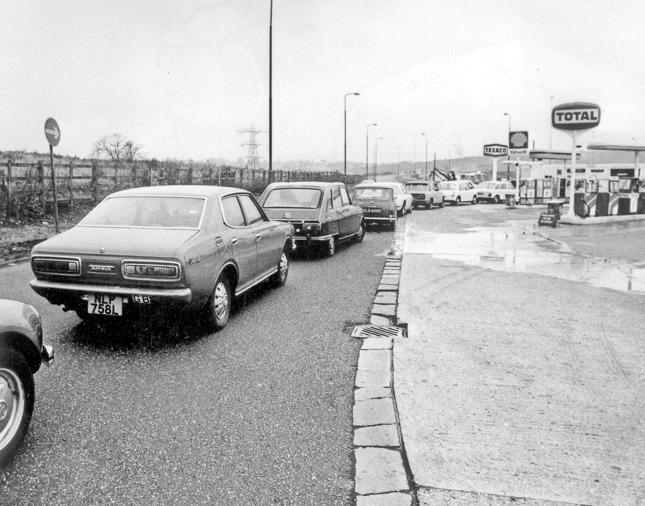 Grudzień 1973 - kolejka do stacji benzynowej w Hendron, Anglia. Takie widoki podczas kryzysu naftowego były stałym elementem krajobrazu na Zachodzie