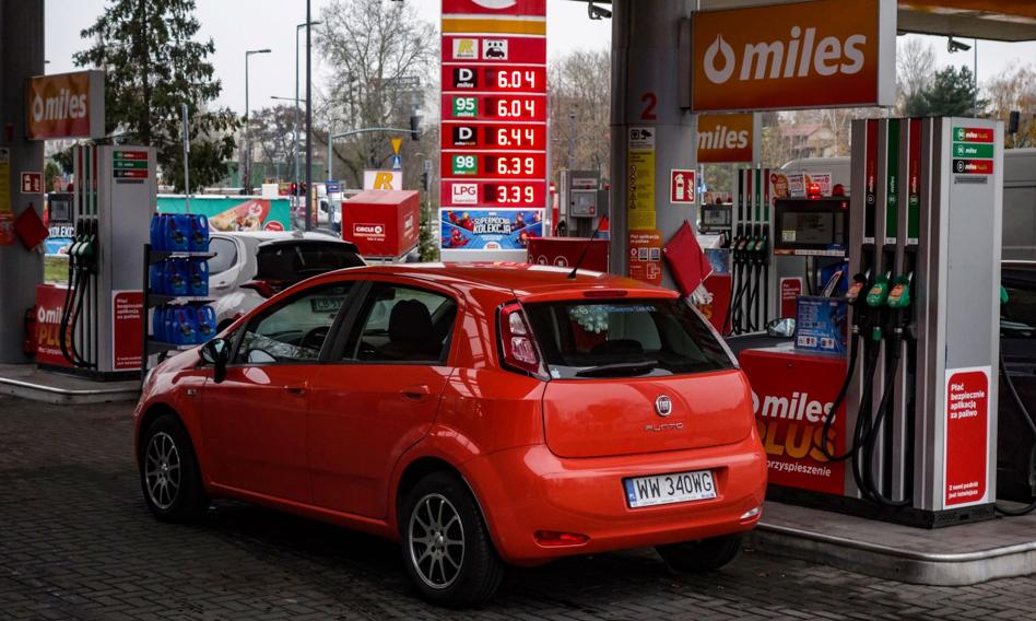 Ceny paliw w rafineriach spadły, ale na stacjach nowe rekordy