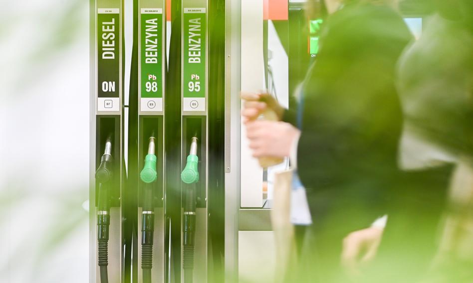Jak zatankować paliwo taniej w majówkę? Sprawdzamy promocje na stacjach paliw