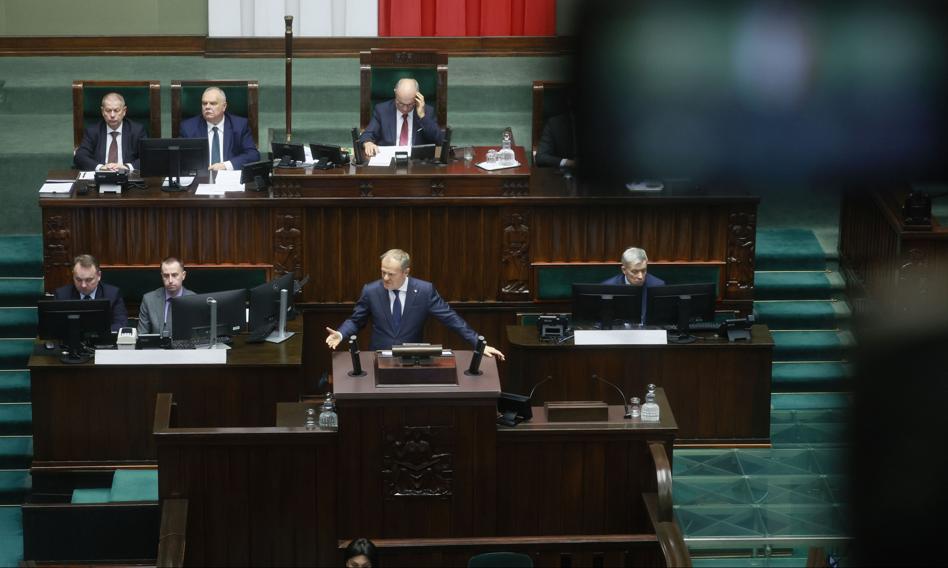 Zgrzyt nad umową koalicyjną w Sejmie. Czarzasty nie zagłosował za Hołownią