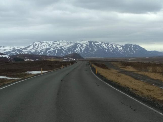 Islandia z jednej strony jest zalewana przez turystów, z drugiej zaś jest na tyle duża, że nawet główne drogi są w zasadzie puste