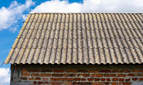 Więcej czasu na usunięcie azbestu z dachów. Kto nie zdąży, straci dofinansowanie