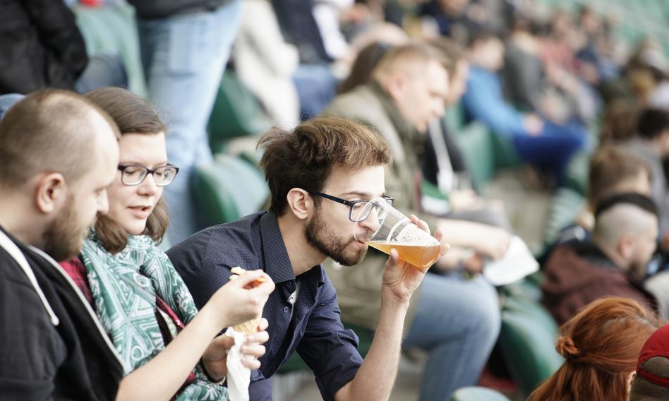 Polacy piją mniej piwa. Branży nie pomogły nawet wakacje