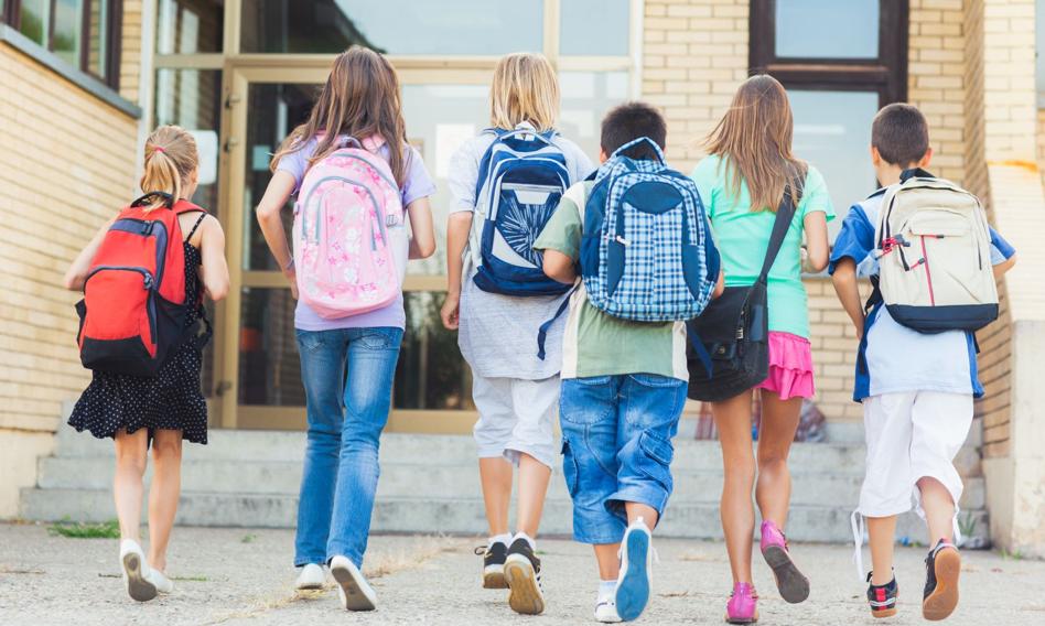 Czy 300+ wystarczy na wyprawkę? Tyle kosztuje "darmowa" edukacja