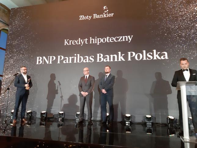 Nagrodę dla najlepszego kredytu hipotecznego odbiera Przemysław Furlepa, wiceprezes BNP Paribas Bank Polska.