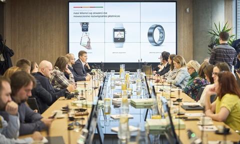 Co trzeci milenials chce tego używać. Gadżety ubieralne nowym hitem płatności