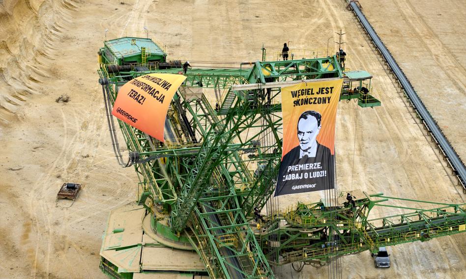 Aktywiści Greenpeace w kopalni Turów. Okupowali maszynę, powiesili transparenty z podobizną Donalda Tuska