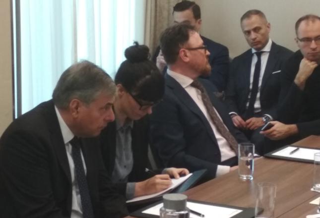 Na wtorkowym WZA Kenneth William Maynard (na pierwszym planie) przede wszystkim przepraszał i tłumaczył się brakiem głębokiej wiedzy nt. sytuacji w spółce