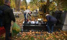 Posprzątają, zapalą znicz i... pomodlą się. Ile kosztuje opieka nad grobem?