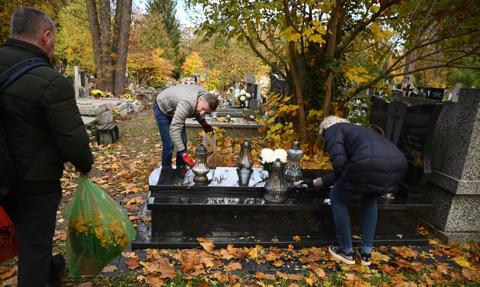 Posprzątają, zapalą znicz i... pomodlą się. Ile kosztuje profesjonalna opieka nad grobem?
