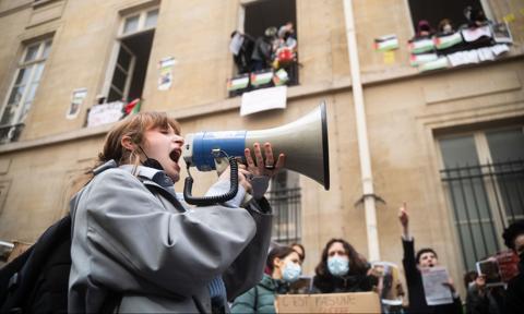 Studenci w Paryżu protestują w obronie Palestyńczyków