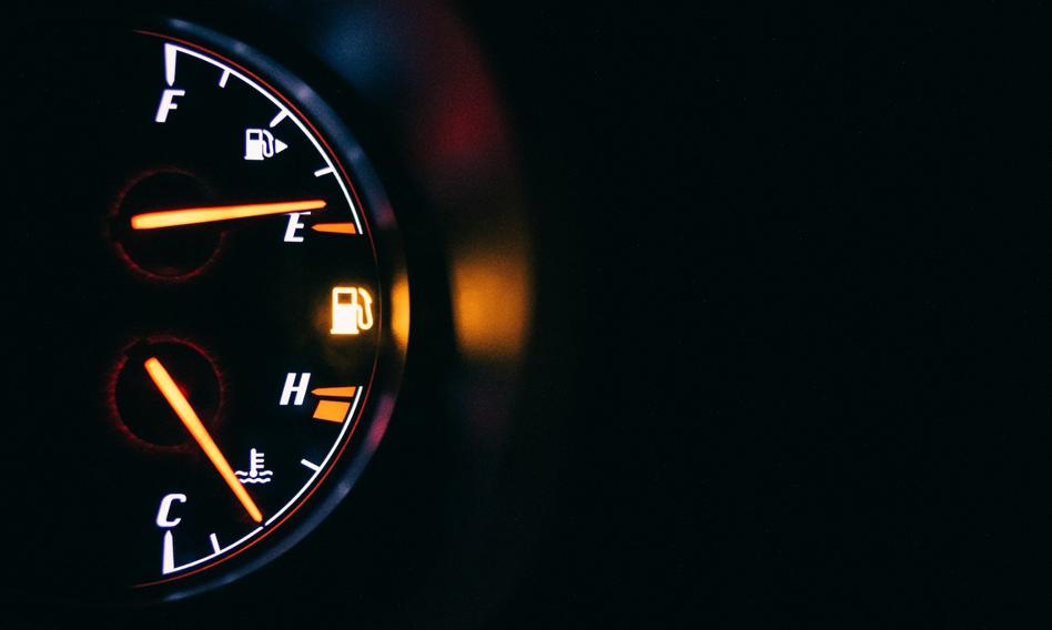 Tankować przy autostradzie czy drodze donikąd? Ceny paliw w trasie