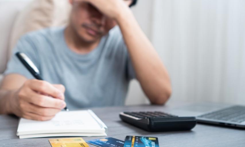 Polska podzielona finansowo! Na wschodzie spokój, na zachodzie długi rosną jak na drożdżach [NOWE DANE]