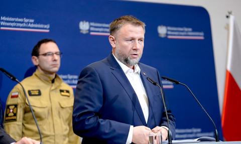 Koniec stanów alarmowych, ale służby wciąż pracują w terenie