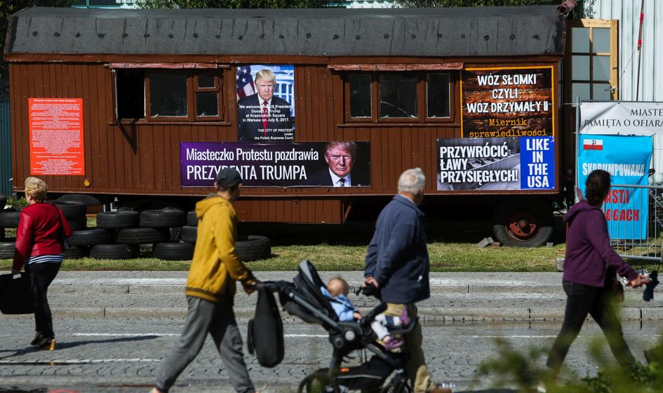Warszawa: wizyta Trumpa - rozstawione metalowe barierki, zamknięte ulice