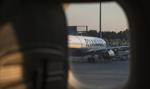 Głośny huk i pęknięte okno w Ryanairze. Prezes linii ujawnia wstępne ustalenia