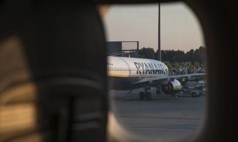 Głośny huk i pęknięte okno w Ryanairze. Prezes linii ujawnia wstępne ustalenia